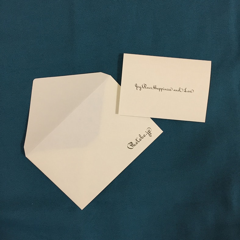 PhotoBoロゴが入ったメッセージカードと封筒